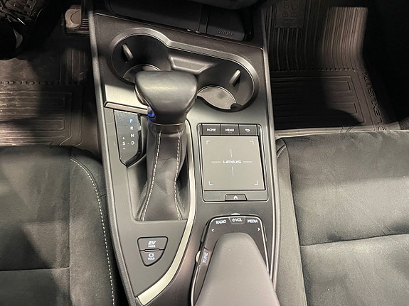 Lexus UX250h 15 of 17