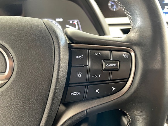 Lexus UX250h 16 of 17