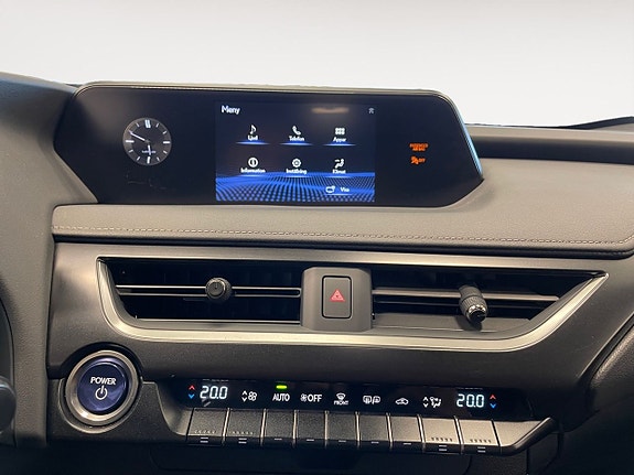 Lexus UX250h 14 of 17