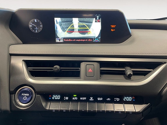 Lexus UX250h 13 of 17