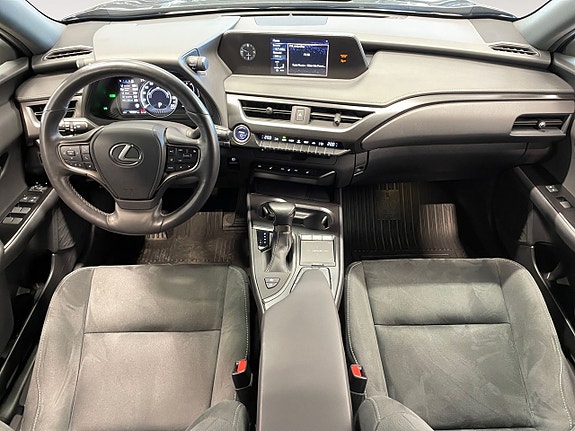 Lexus UX250h 11 of 17