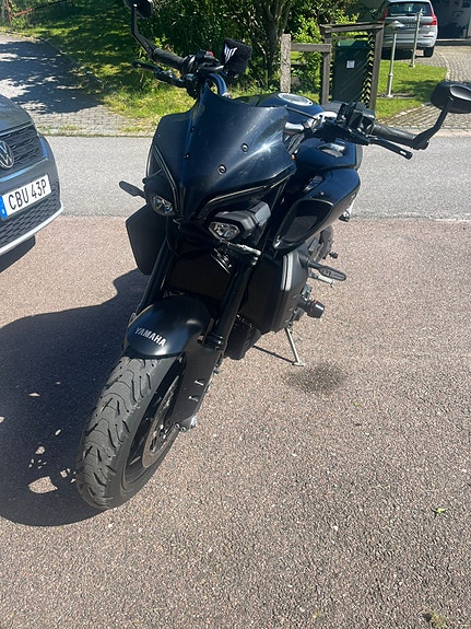 Yamaha MT-10 2 of 5