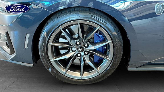 Ford Mustang 9 of 12