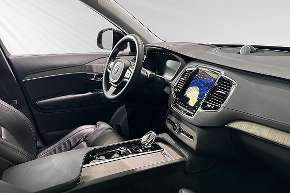 Volvo XC90 10 of 23