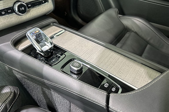 Volvo XC90 18 of 23