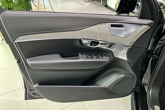 Volvo XC90 15 of 23