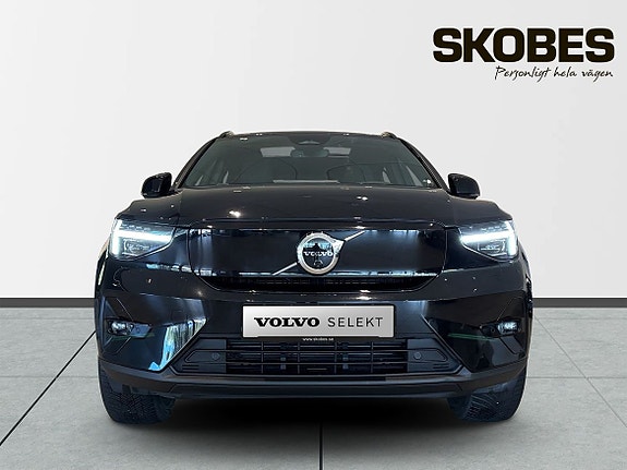 Volvo XC40 2 of 24