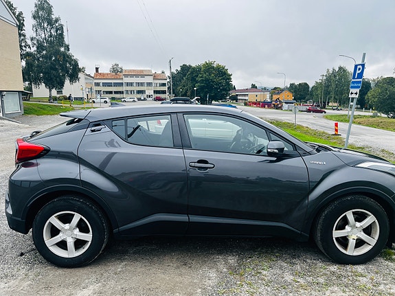 Toyota C-HR 4 of 10