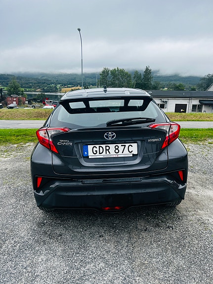 Toyota C-HR 2 of 10