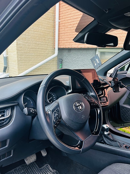 Toyota C-HR 6 of 10