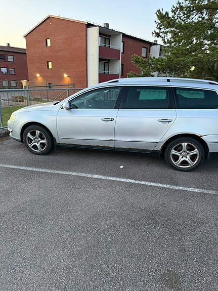 Volkswagen Passat 2 of 6