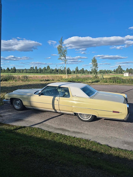 Cadillac Coupé DeVille 2 of 4