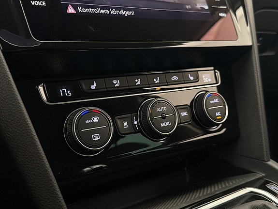 Volkswagen Passat 22 of 30
