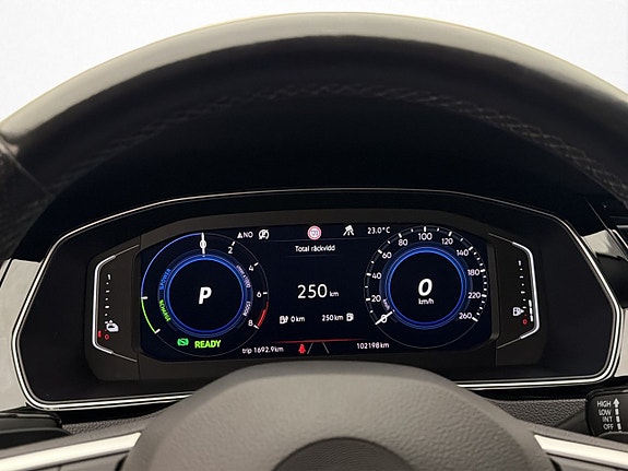 Volkswagen Passat 16 of 30