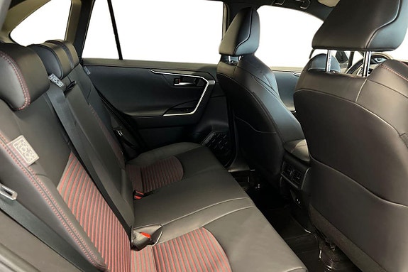 Toyota RAV4 8 of 26