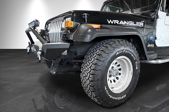 Jeep Wrangler 4 of 19