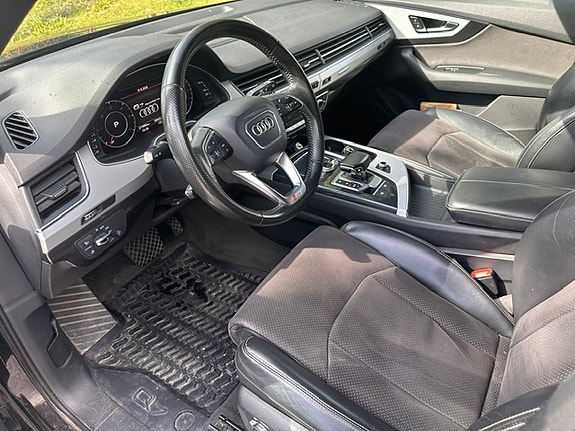 Audi Q7 4 of 5