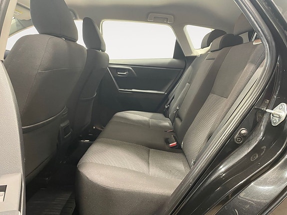 Toyota Auris 10 of 15