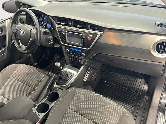 Toyota Auris 12 of 15