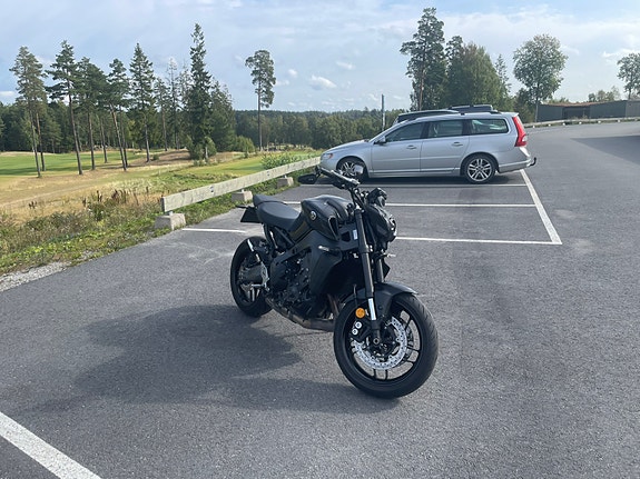 Yamaha MT-09 2 of 5
