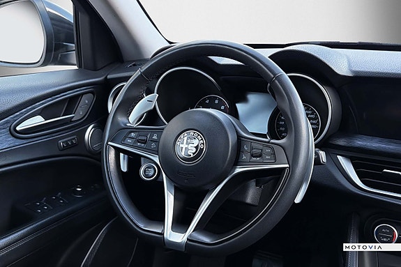 Alfa Romeo Stelvio 18 of 23
