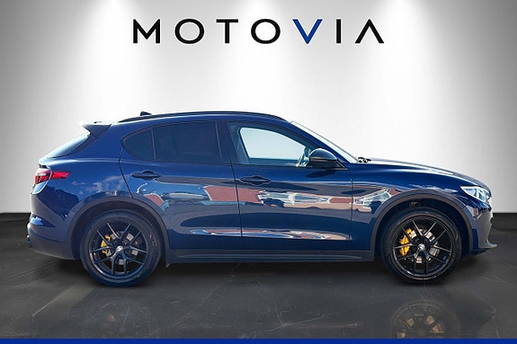 Alfa Romeo Stelvio 2 of 23