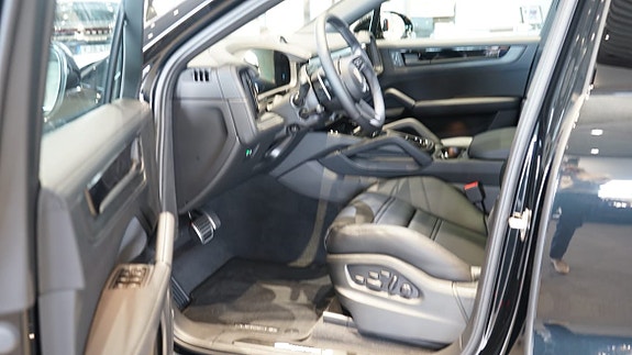 Porsche Cayenne S 4 of 6