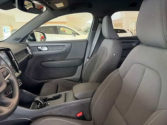 Volvo EX40 10 of 17