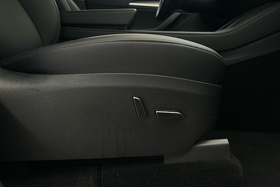Tesla Model Y 17 of 26