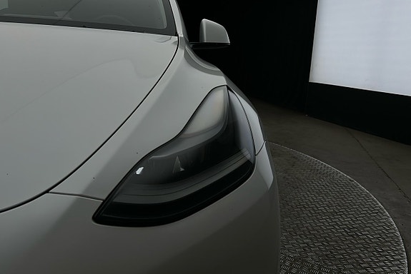 Tesla Model Y 10 of 26