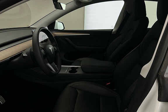 Tesla Model Y 9 of 26