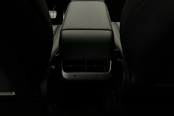 Tesla Model Y 23 of 26