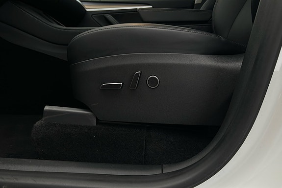 Tesla Model Y 16 of 26