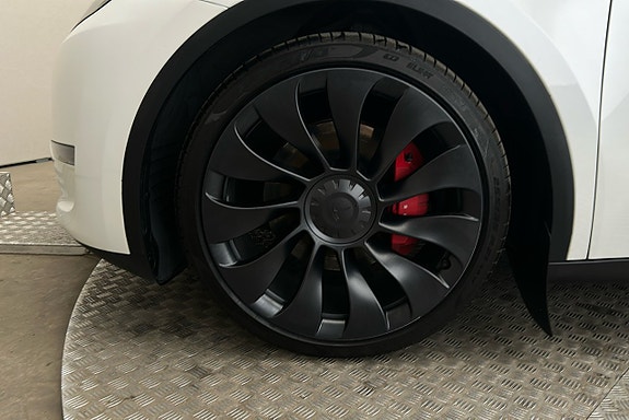 Tesla Model Y 11 of 26