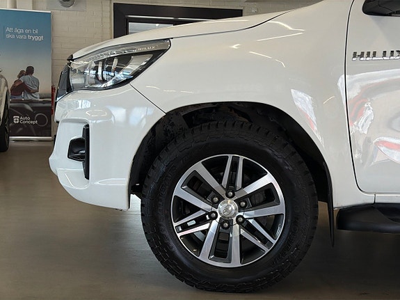 Toyota HiLux 13 of 26