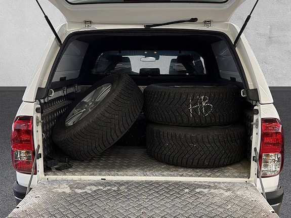 Toyota HiLux 9 of 26