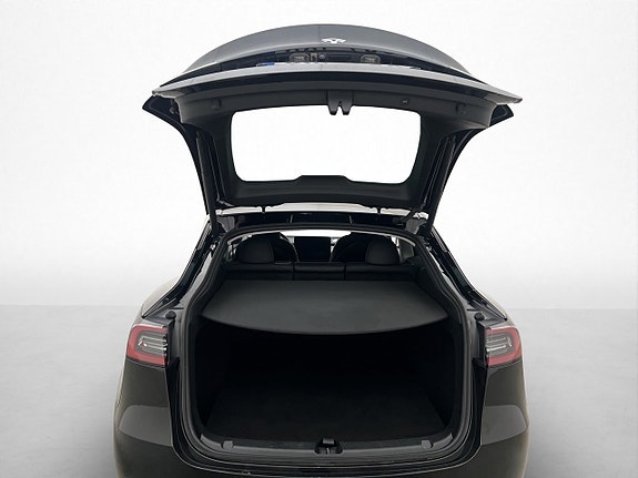 Tesla Model Y 10 of 30