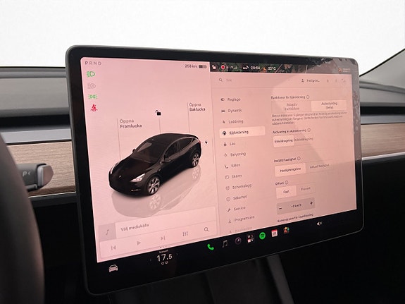 Tesla Model Y 24 of 30