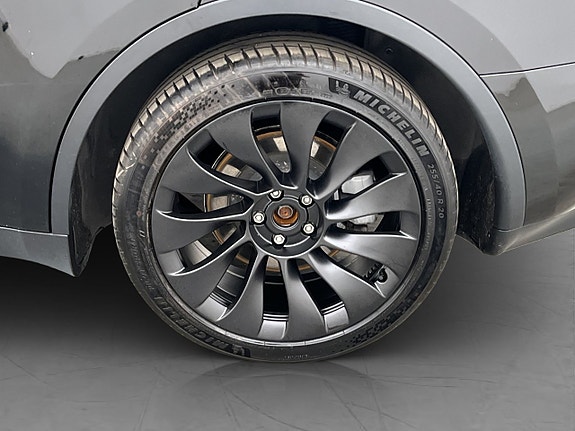 Tesla Model Y 29 of 30