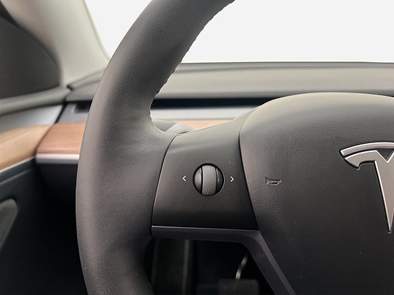 Tesla Model Y 19 of 30