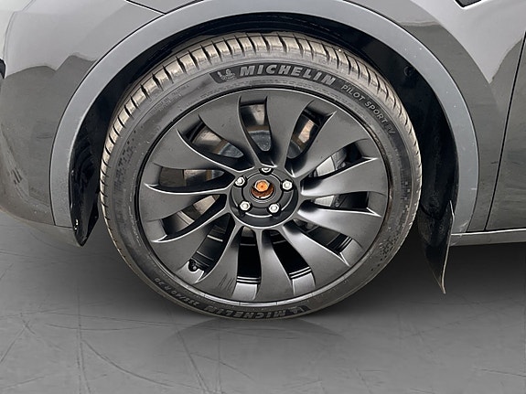 Tesla Model Y 28 of 30