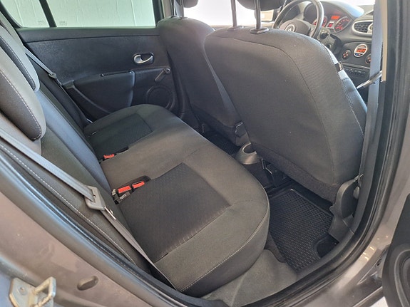 Renault Clio 11 of 16