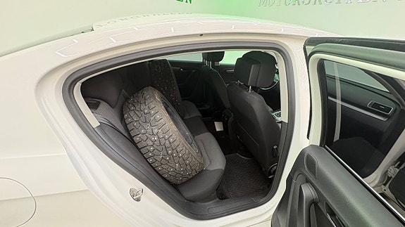Volkswagen Passat 15 of 27