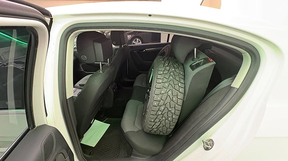 Volkswagen Passat 19 of 27