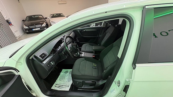 Volkswagen Passat 18 of 27