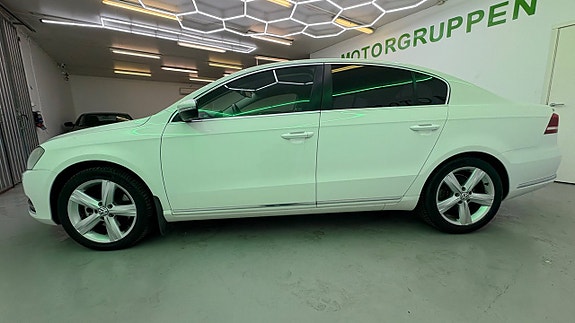 Volkswagen Passat 10 of 27
