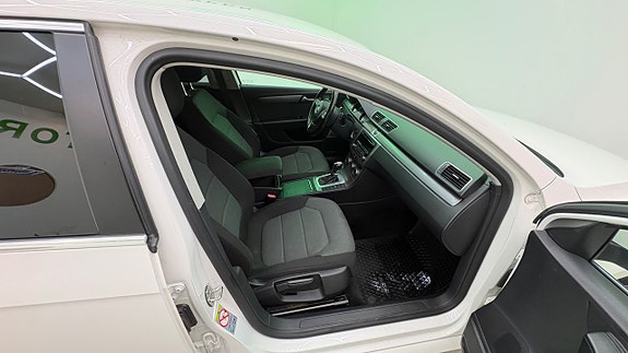 Volkswagen Passat 14 of 27