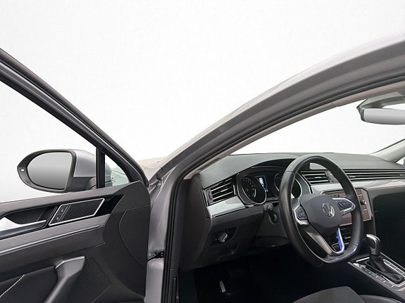Volkswagen Passat 16 of 30
