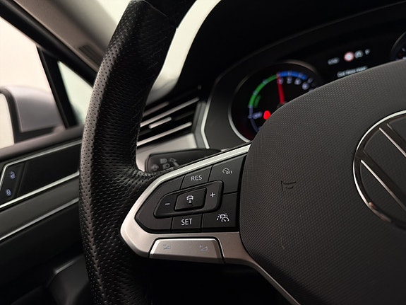 Volkswagen Passat 19 of 30