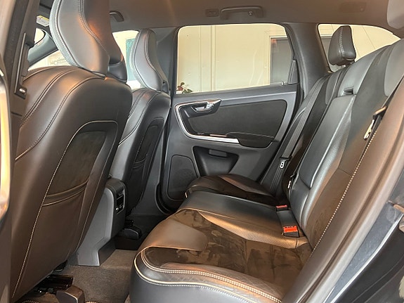 Volvo XC60 8 of 16